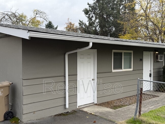 Photo - 719 SW Bridge St