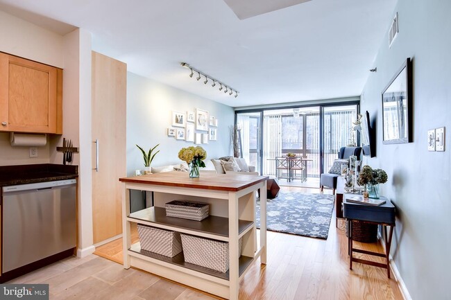 Armario adicional empotrado en la cocina - 1001 N Randolph St Unidad 104