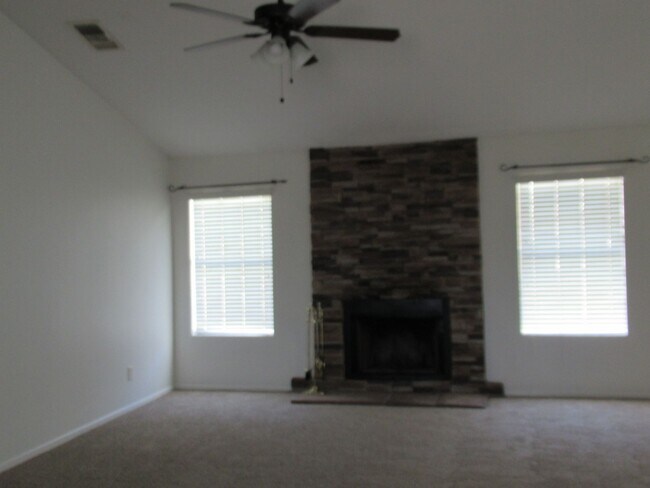 Photo - Nice 4 Bedroom + Den Home With Pool In Sou...
