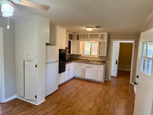 Photo - 930 Bickerstaff St