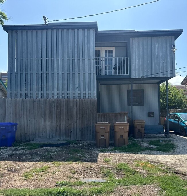 Building Photo - Charming Updated Duplex