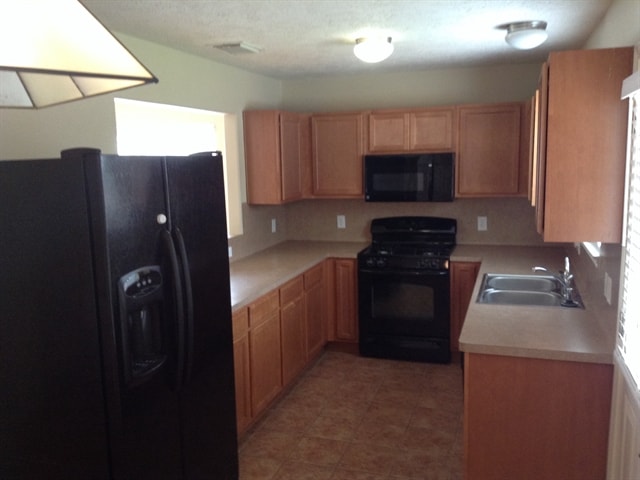 Fotografía del edificio - 7211 Autumn Day Ct