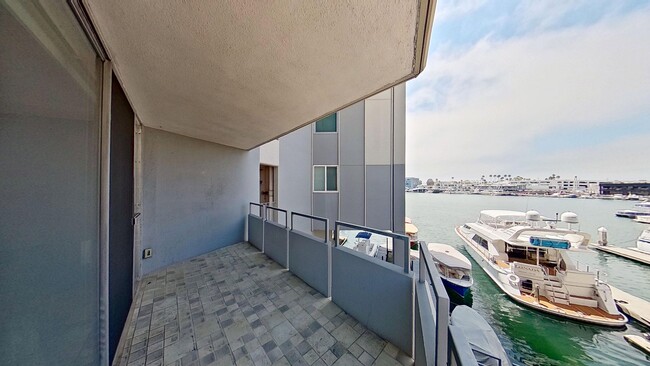 Building Photo - 2 Bedroom 2 Bath Home with an Amazing View...