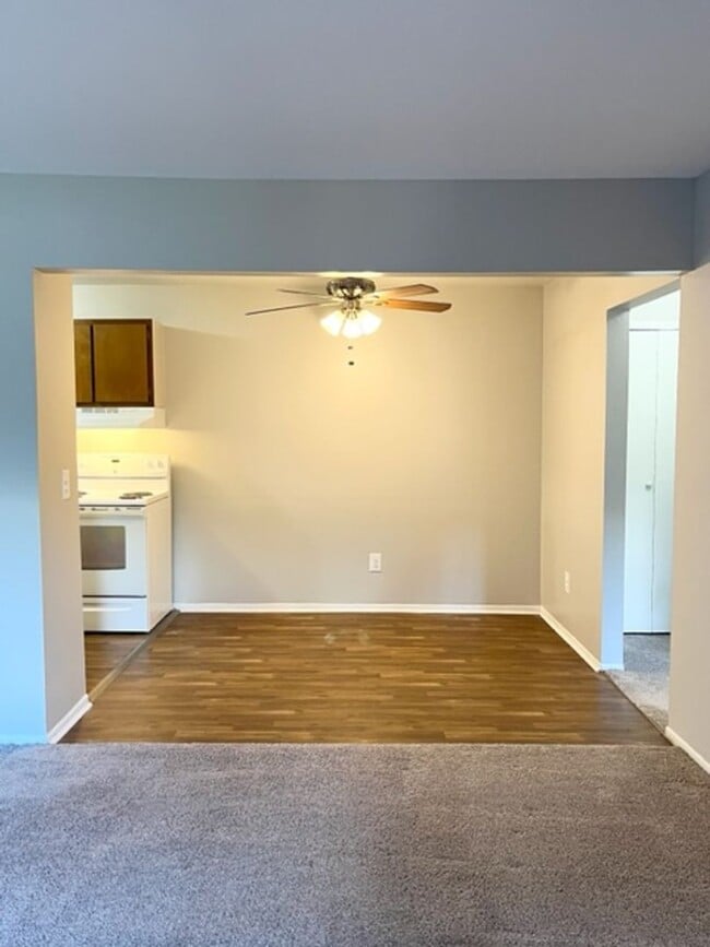 Photo - Charming 1 bedroom/1bath apartment near Do... Unit 841-102
