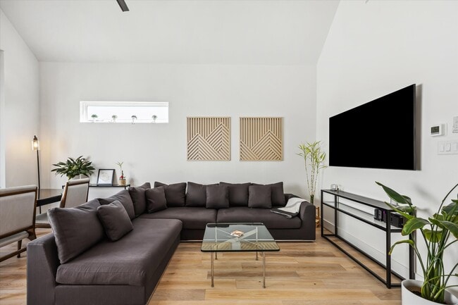 Photo - 1131 W 17th St