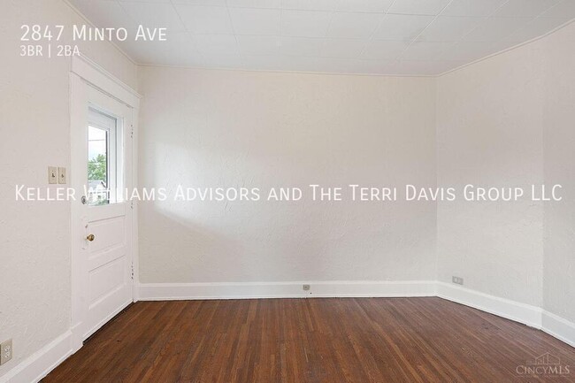 Photo - 2847 Minto Ave