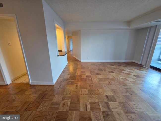 Building Photo - 3800 Fairfax Dr Unit 104