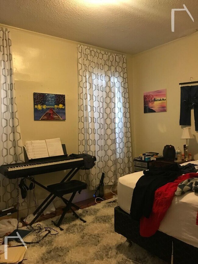 Photo - 9/1 No Fee! Spacious 3BR/1.5BA apartment near Washington Sq