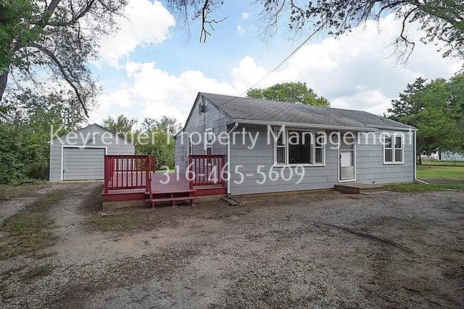 Photo - Cute 2 bedroom house on large lot with easy highway access!