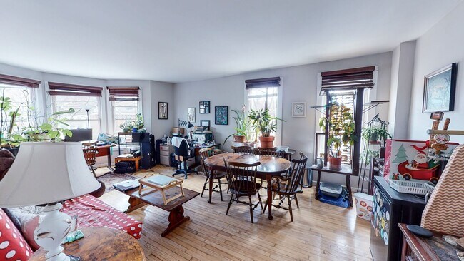 Building Photo - Remodeled 2BR in Victorian | Oversized Living & Dining | Walk to Yale | Massive Walk-In Closet Unit 1