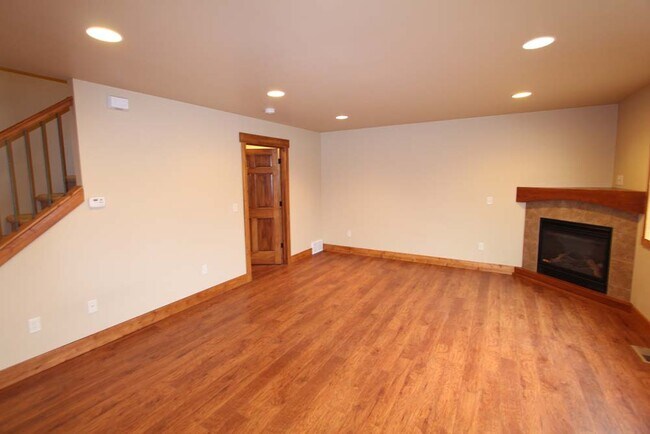 Building Photo - 2027 Lakehills Dr Unit 2027