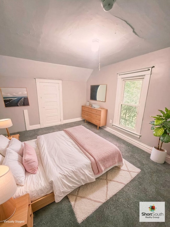 Photo - Updated 2 bed 1 bath Upper Apartment