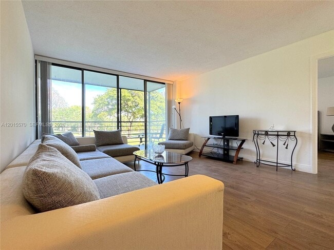 Photo - 20400 W Country Club Dr Unidad 209