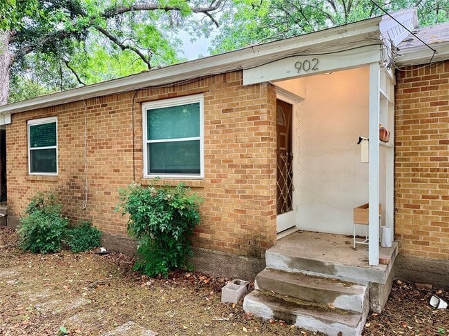 Building Photo - 902 Denton St Unit 904