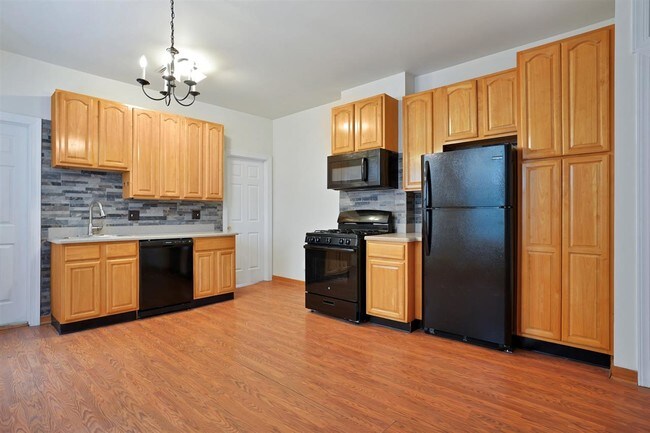 Photo - 394 Woodlawn Ave