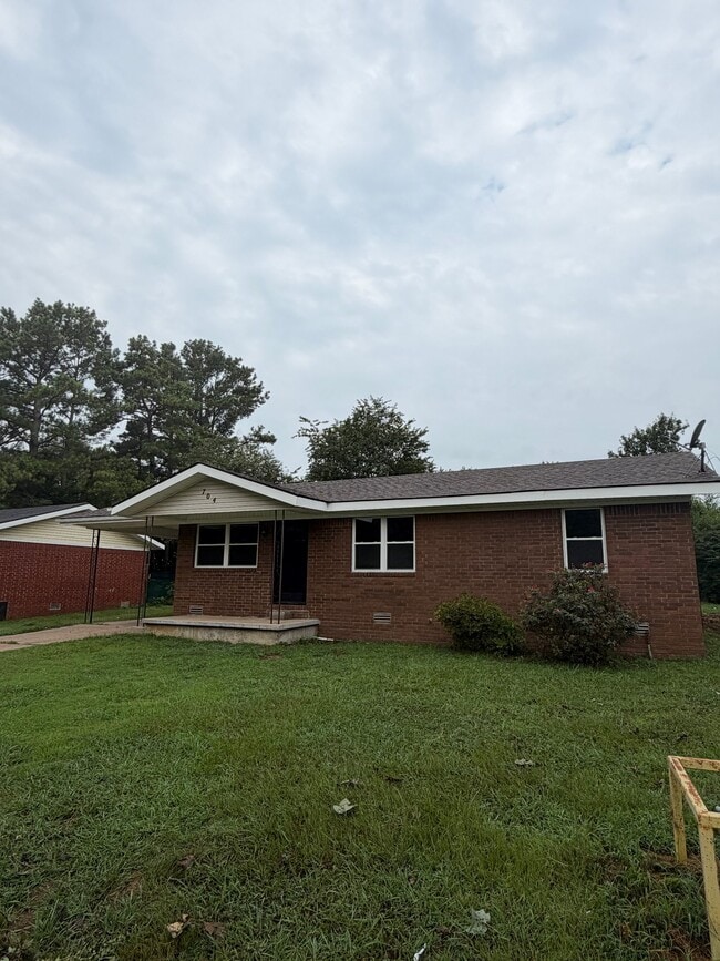 Building Photo - 704 Cedar Dr