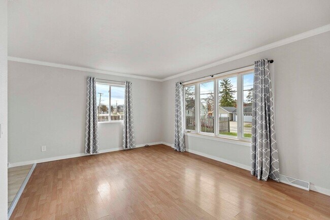 114 W Nelson St