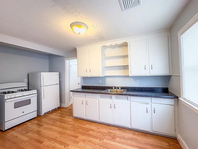 Building Photo - 118 Sheldon Ter Unit B Rental