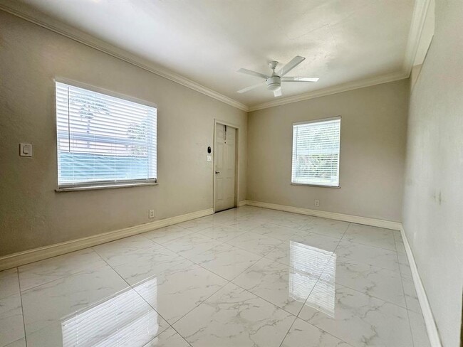 1041 NE 16th Ave Unit 2