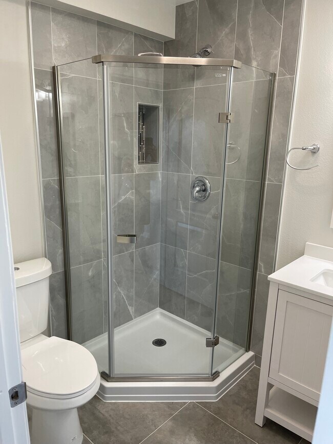 900 W Graham Ave Unit 3
