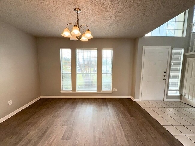 Photo - 704 Inglewood Trail