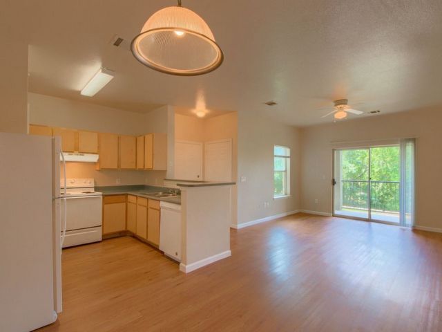 Photo - Stratton Oaks