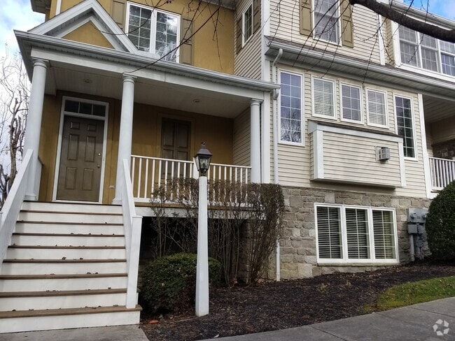 Building Photo - Luxury 4 Bedroom, 3.5 Bath End Unit Townho... Rental