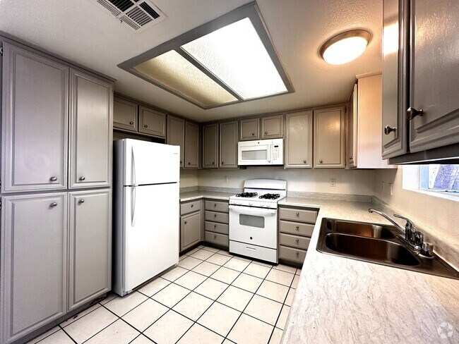 Building Photo - AVAILABLE NOW!! 2 BEDROOM 2 BATHROOM APART... Unit B Rental