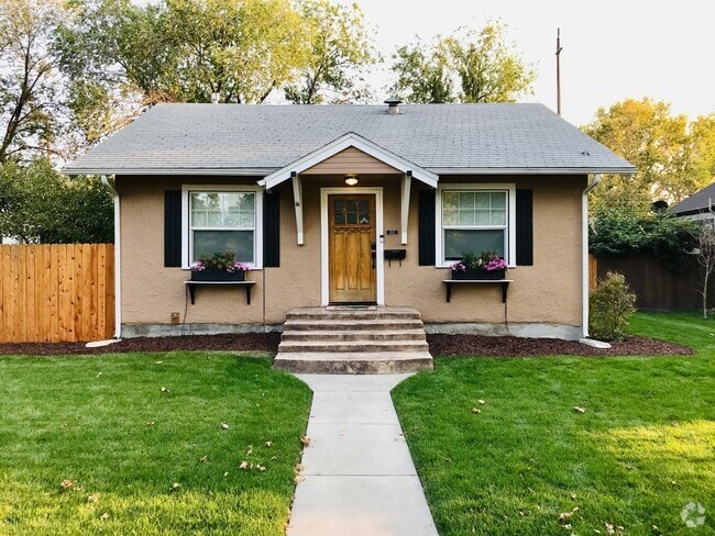 Building Photo - North End Beauty with Bonus Space & Garage! Rental