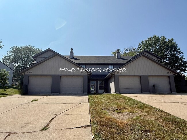 Building Photo - Beautiful 2 Bedroom Townhome with Updated ...