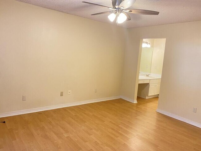 Photo - 64 Summer Oaks Dr