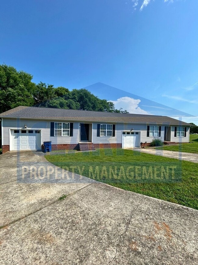 Building Photo - Quiet location in North Cleveland!