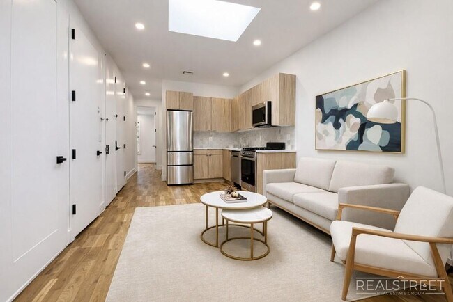 Photo - 4BR/2BA with In-Unit Washer & Dryer Unidad 3