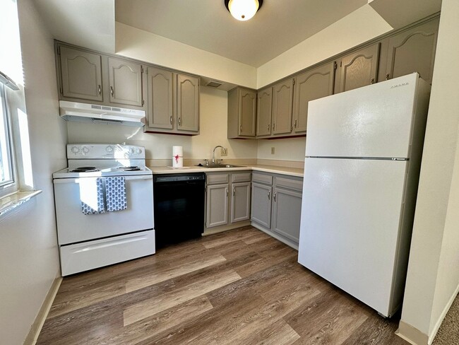 Building Photo - North Hills 3 Bedroom Townhome! In-Unit Wa... Unit 513