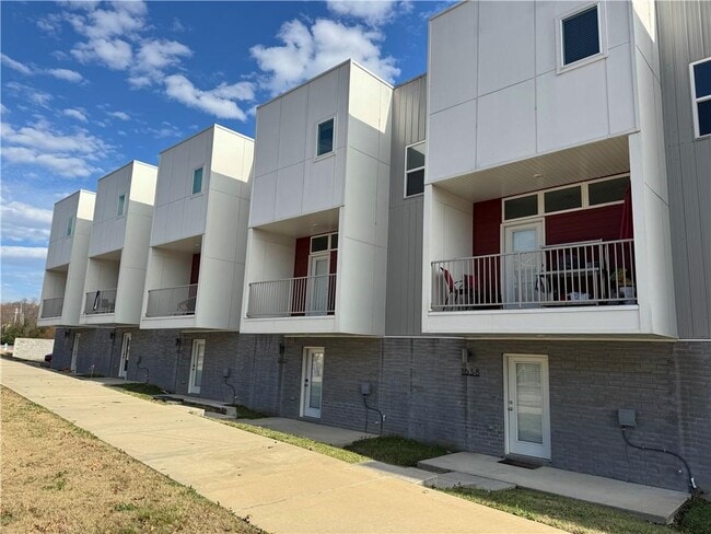 Photo - 1636 S Razorback Rd