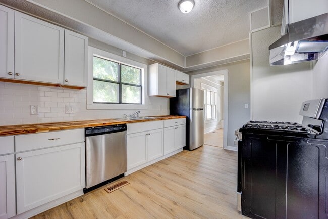 Freshly Updated 2 Bedroom House - Freshly Updated 2 Bedroom House
