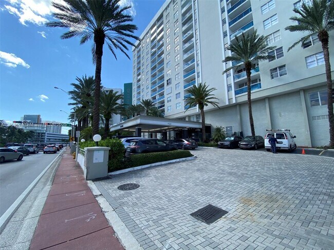 Photo - 6770 Indian Creek Dr Unit 4J