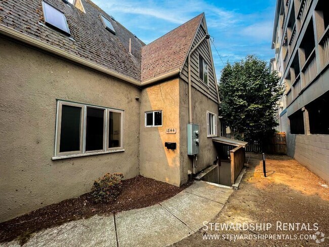 Building Photo - Adorable apartment by UO!