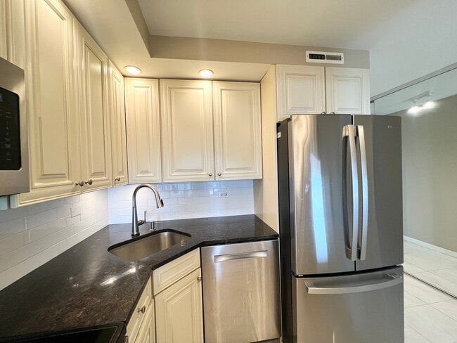Photo - 2650 N Lakeview Ave Unit 3708