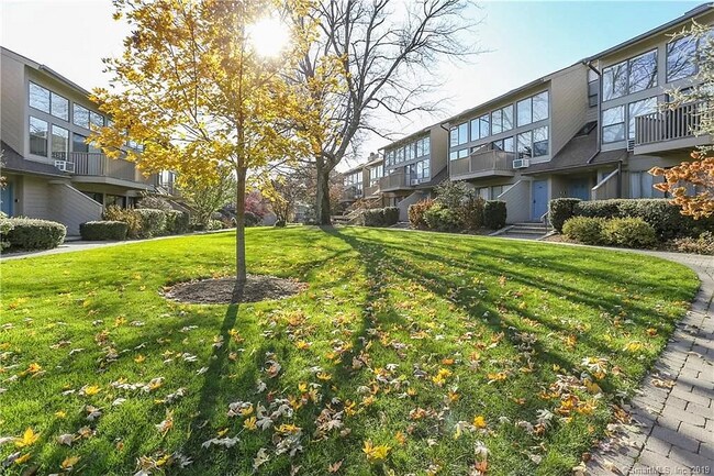 Photo - 1465 E Putnam Ave Unit 416