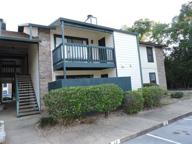 Building Photo - Convenient to schools, beaches & shopping.