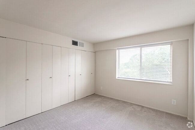 2 BR, 1 BA - 890 SF