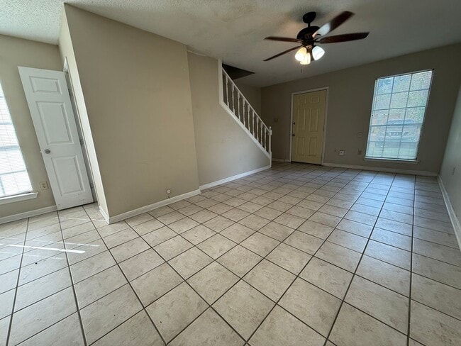 Building Photo - 1110-1112 Willow Creek Dr Unit 1110