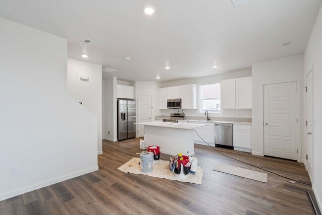 Photo - 3 bed/2.5 bath townhome w/attached 2-car garage
