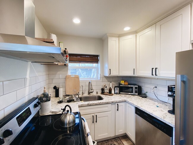 Photo - Beautiful 3/1 with gated driveway in Colonial Heights!