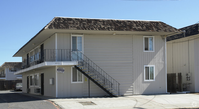 Building Photo - 1112 W 5th St Rental