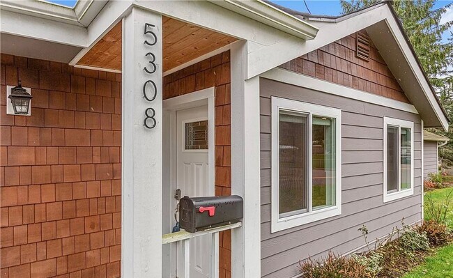 Building Photo - 4 Bed 2 Bath Home in Mountlake Terrace!