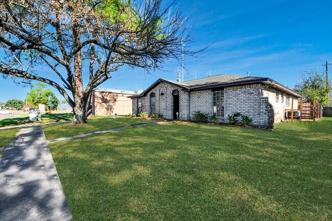 Photo - 8011 La Roche Ln