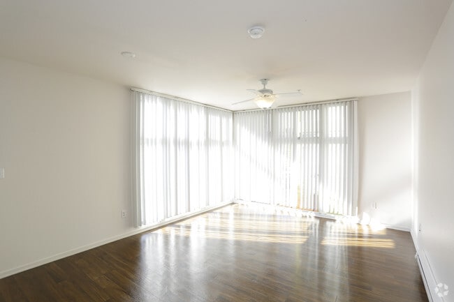 1 BR, 1 BA - 606 SF - 900 F Street