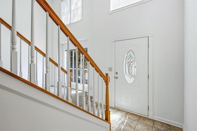 640 Suwanee Lakes Cir NW